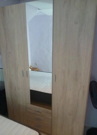 Armario de madera con espejo y cajones