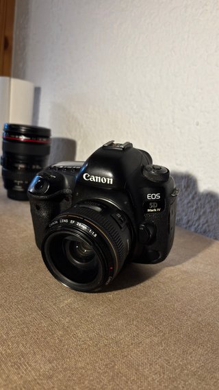 Canon EOS 5D Mark iv 3 baterías Tarjeta CF y flash
