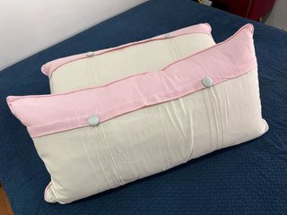 Almohada decorativa beige y rosa