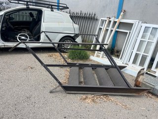 Escalera 4 peldaños metálica
