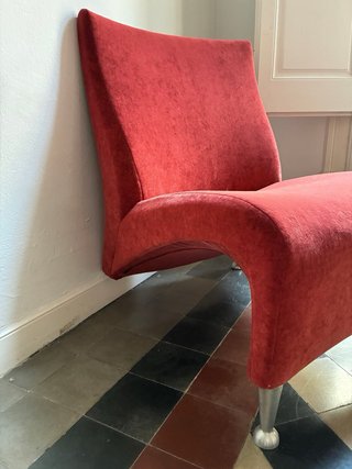Silla moderna roja de terciopelo