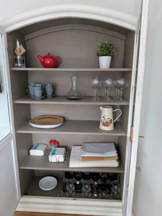 Alacena rústica de madera con puertas de cristal