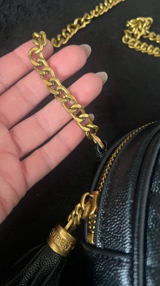 Bolsa YSL negra con borla y cadena dorada