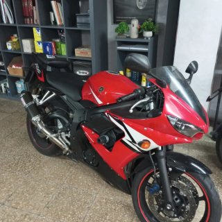 Yamaha R6 Sportbike Roja y Negra
