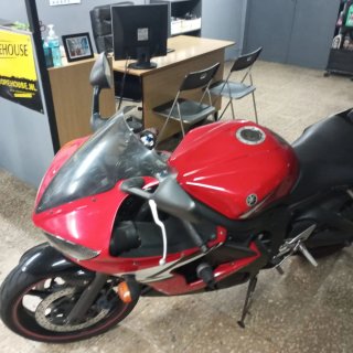 Yamaha R6 Sportbike Roja y Negra