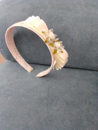Diadema beige para eventos especiales,