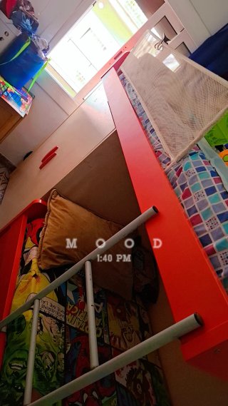 Cama infantil con temática de superhéroes