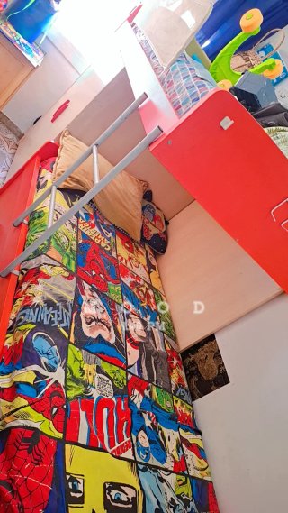 Cama infantil con temática de superhéroes