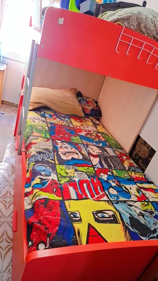 Cama infantil con temática de superhéroes