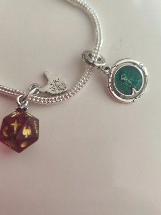 Pulsera Stranger Things con 4 charms
