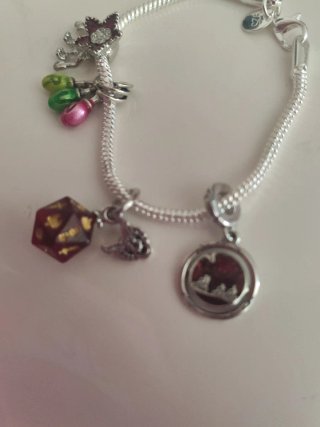 Pulsera Stranger Things con 4 charms