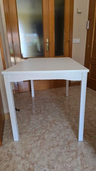 Mesa de comedor blanca