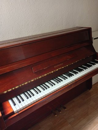 Piano madera HSINGHAI marrón buen estado