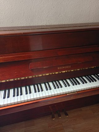 Piano madera HSINGHAI marrón buen estado