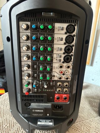 Altavoces Yamaha Negros + soportes