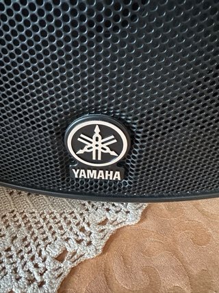 Altavoces Yamaha Negros + soportes