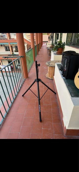 Altavoces Yamaha Negros + soportes