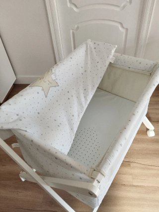 Minicuna con estrellas