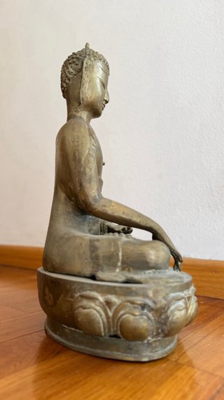 Estatua grande de Buda sentado de bronce