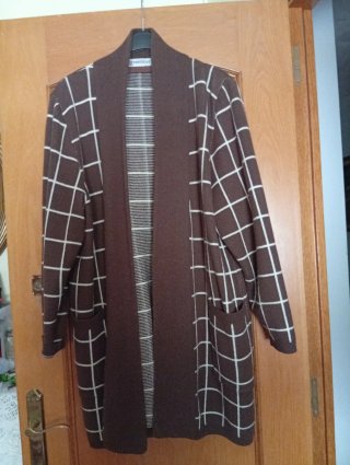 Abrigo marrón con cuadros blancos