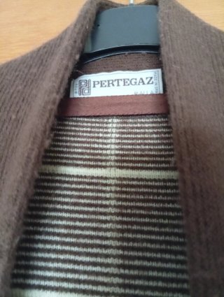 Abrigo marrón con cuadros blancos