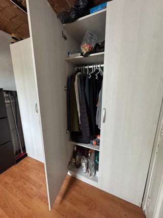 Armario beige de madera