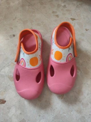 Chanclas rosas con sol y arcoíris
