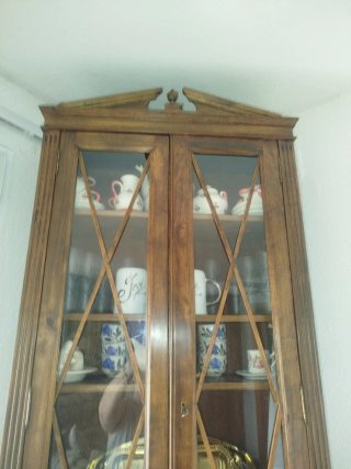 Vitrina de madera y cristal antigua