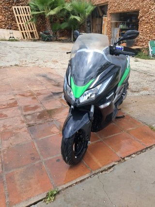 Kawasaki J300 Maxi Scooter