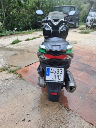 Kawasaki J300 Maxi Scooter