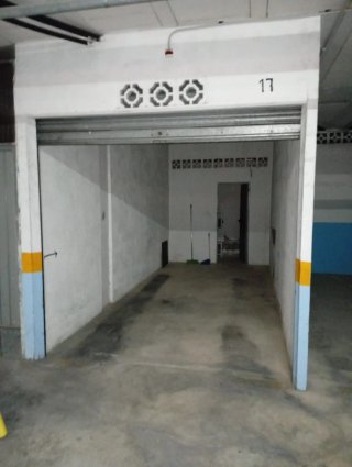 Se alquila plaza de garaje cerrada con trastero