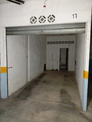 Se alquila plaza de garaje cerrada con trastero