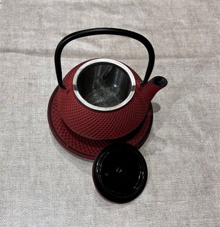 Tetera oriental de hierro fundido con plato