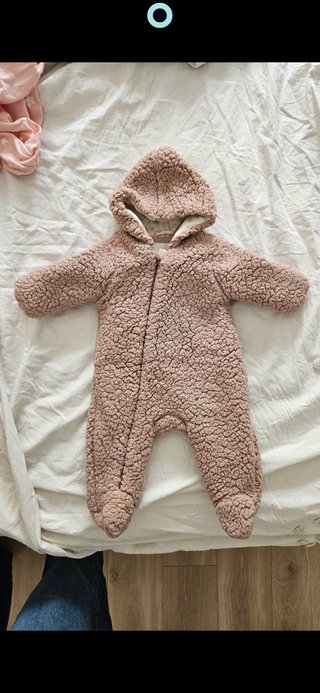Buzo de bebé de peluche con capucha.  De Zara.