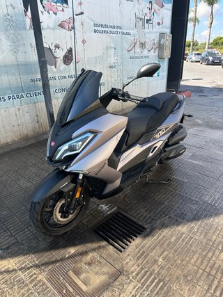 Maxi Scooter Wottan 300 Gris y Negro