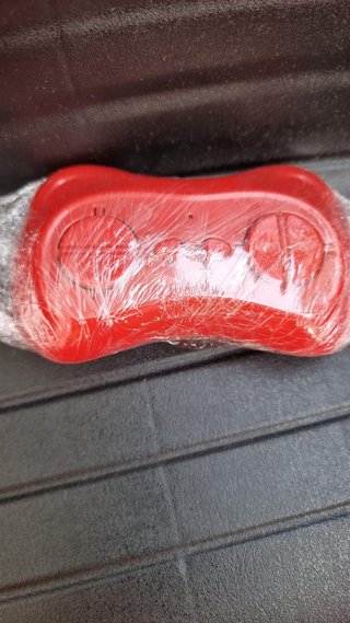 Coche de juguete rojo
