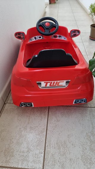 Coche de juguete rojo