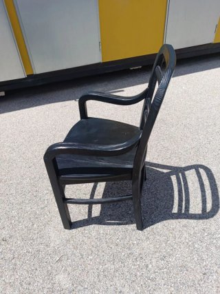 Silla de madera negra con reposabrazos