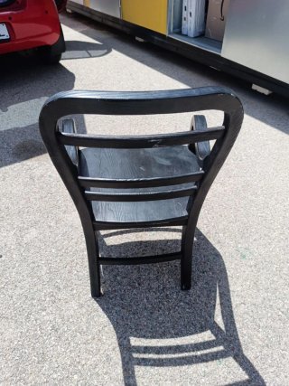 Silla de madera negra con reposabrazos