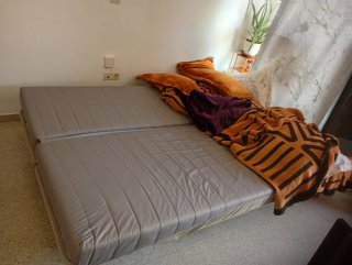 Sofá cama color gris claro electrico