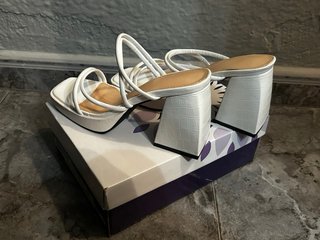 Sandalias tacón blancas sin usar.