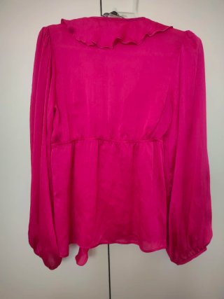 Blusa Zara Fucsia Volantes, talla XS