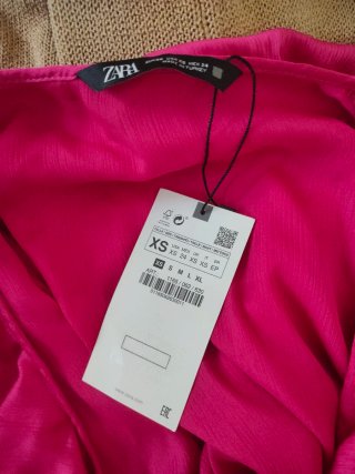 Blusa Zara Fucsia Volantes, talla XS