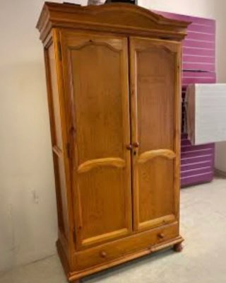 Armario de madera maciza