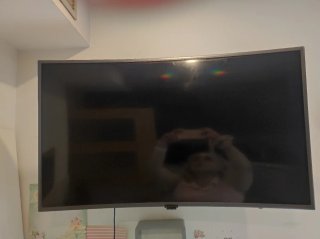 Televisión Curva Negra con Soporte