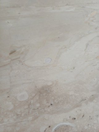 Mesa ovalada de mármol con ruedas