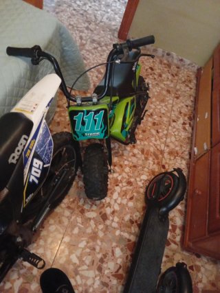 Moto de batería infantil verde y blanca