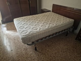 Cama individual con cabecero de madera