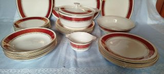 Vajilla Porcelana Roja y Blanca Dorada preciosa