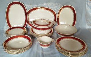 Vajilla Porcelana Roja y Blanca Dorada preciosa